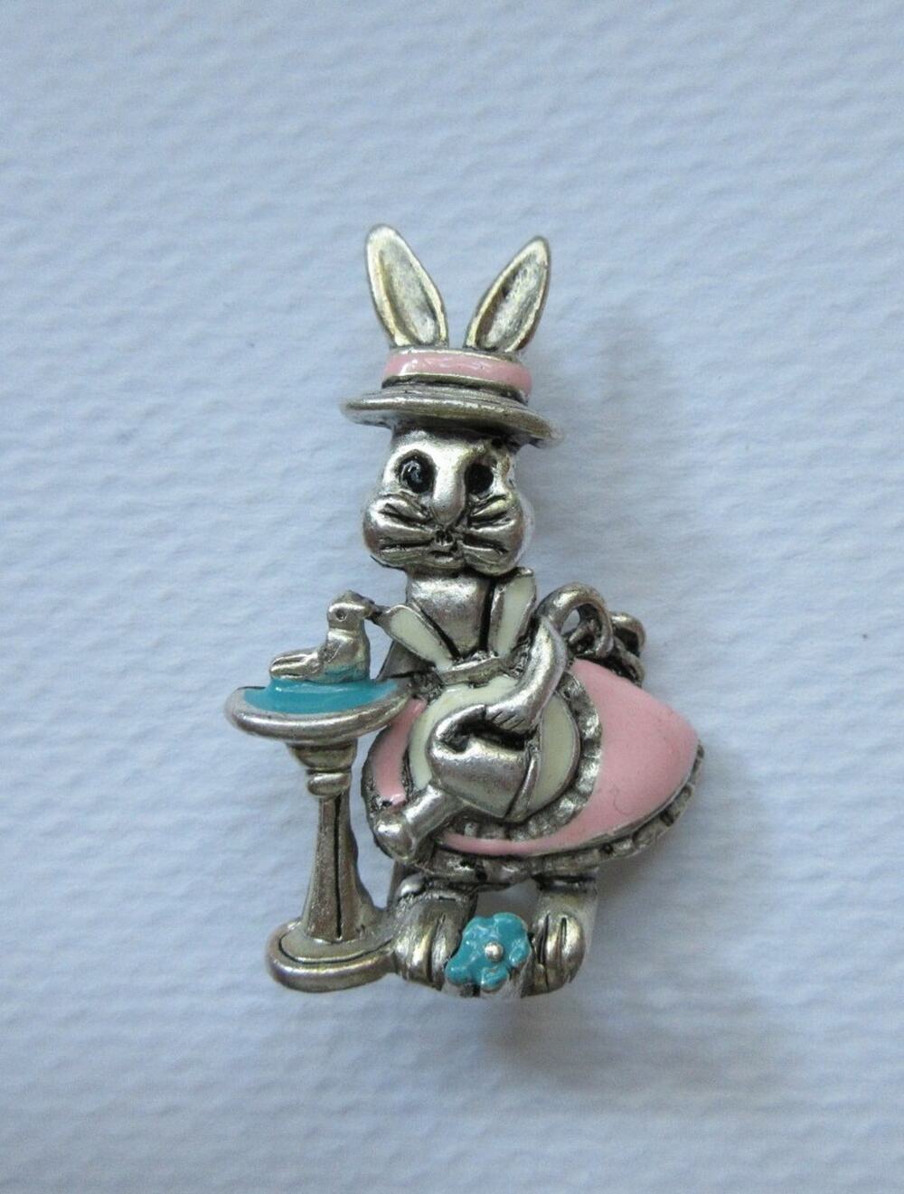 Vintage DANECRAFT Vinta Bunny Rabbit w/ Watering Can Bird Bath Pin Brooch Pink